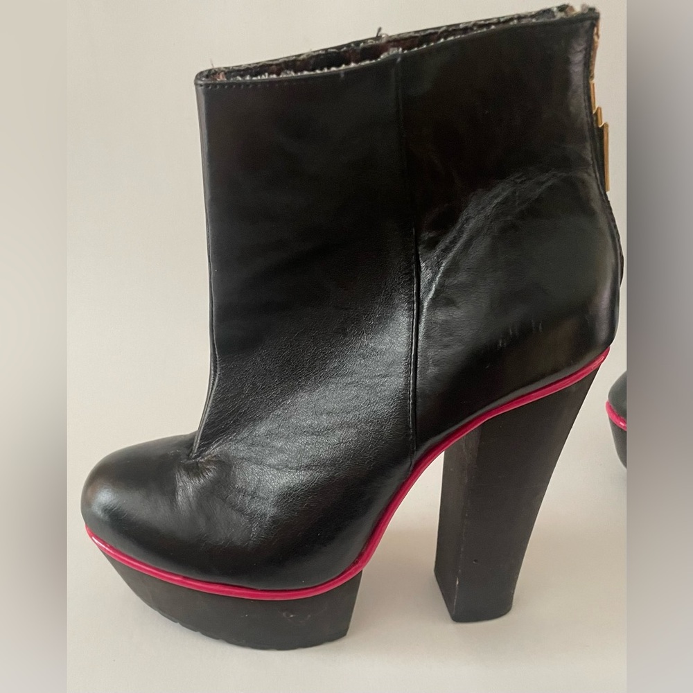 Betsey Johnson Fabulous Black Leather Ankle Boots with Pink Trim - Picture 2 of 15